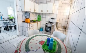 Geladeira, micro-ondas, cooktop, cafeteira/chaleira