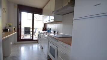 Frigorifero, microonde, forno, piano cottura