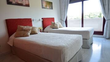 2 camere, una scrivania, ferro/asse da stiro, culla da viaggio