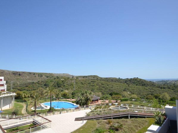 Una piscina cubierta, una piscina al aire libre
