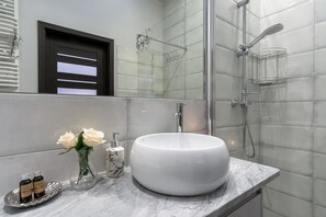 Apartment | Badezimmer | Dusche, kostenlose Toilettenartikel, Handtücher, Toilettenpapier