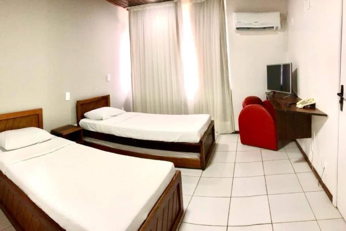 Standard-Vierbettzimmer | Minibar, kostenloses WLAN, Bettwäsche
