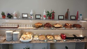 Free daily buffet breakfast  - Flamboyant Hotel (Barra Velha)
