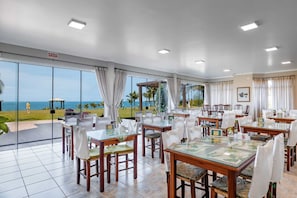 Café da manhã com buffet grátis todos os dias