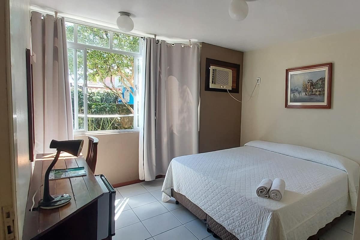 Minibar, free WiFi, bed sheets