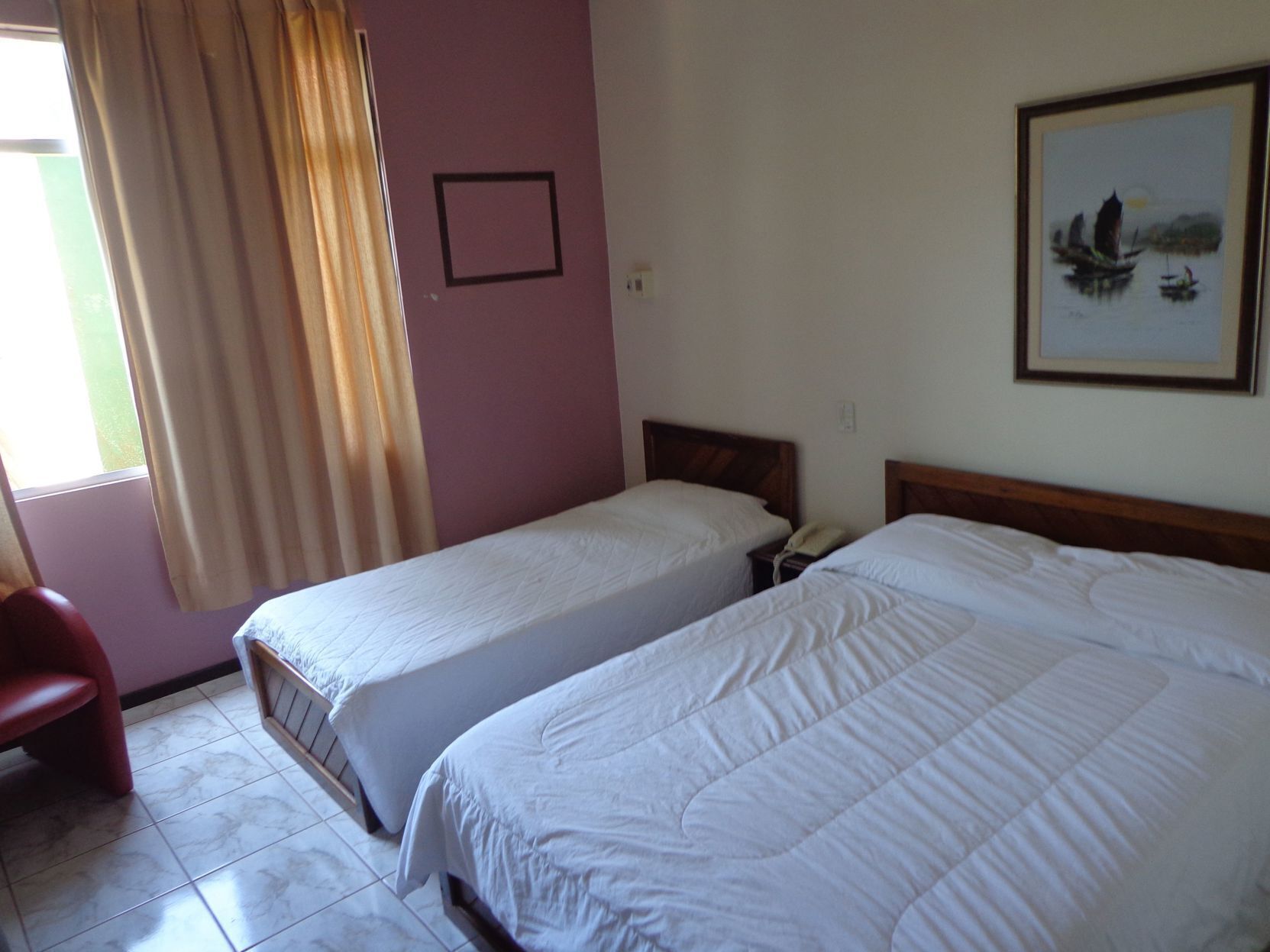 Minibar, free WiFi, bed sheets