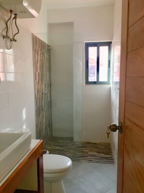 Douche, bidet, serviettes fournies