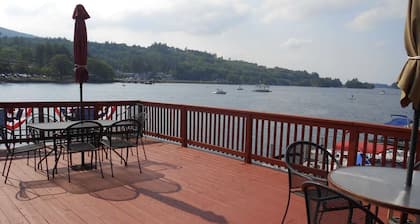 Casa frente al lago con resbalón en Winnipesaukee!