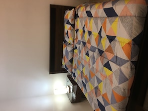 1 habitación, escritorio, wifi gratis y ropa de cama