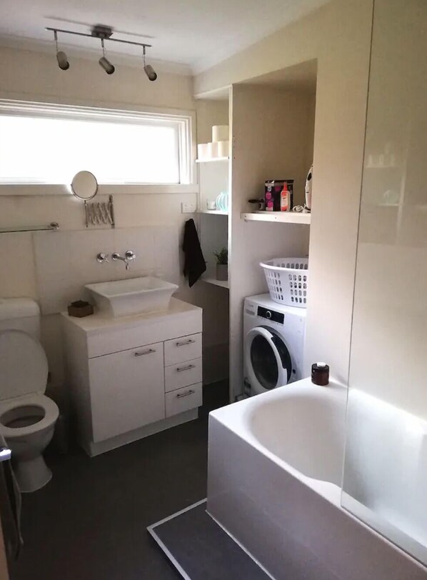 Ensemble douche/baignoire, serviettes fournies, papier toilette