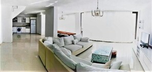 Villa, 3 Schlafzimmer, eigener Pool | Wohnbereich | Flachbildfernseher