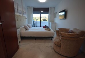 2 chambres, bureau, fer et planche à repasser, lit parapluie