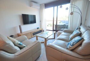 Smart TV, fireplace, table tennis