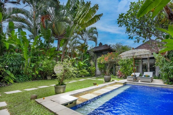 Outdoor pool, pool loungers
