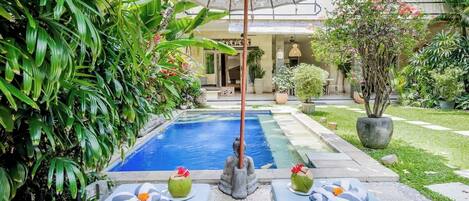 屋外プール、サンラウンジャー