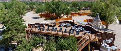 屋外ダイニングエリア