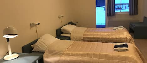 Eenvoudige Twin kamer | Een bureau, gratis wifi, beddengoed