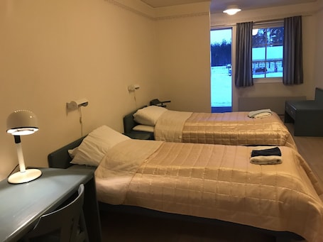 Basic Twin Room | Desk, free WiFi, bed sheets