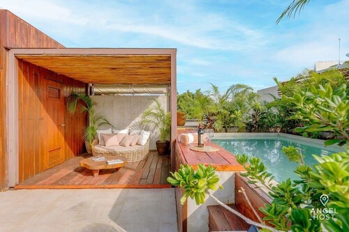 Luminous 2-Story Suite w/ Rooftop Pool & BBQ