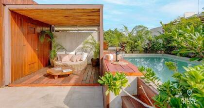 Luminous 2-Story Suite w/ Rooftop Pool & BBQ