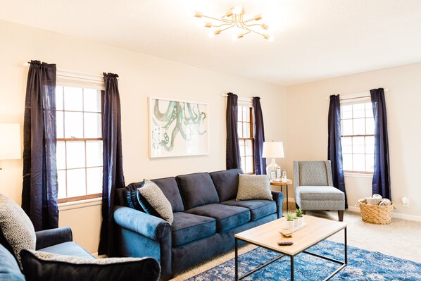 Smart TV, Netflix, Hulu, streaming services