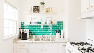 冷蔵庫、電子レンジ、オーブン、コンロ