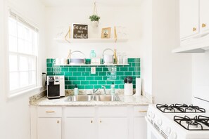 冷蔵庫、電子レンジ、オーブン、コンロ