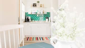 冷蔵庫、電子レンジ、オーブン、コンロ