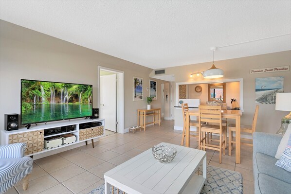 テレビ、DVD プレーヤー