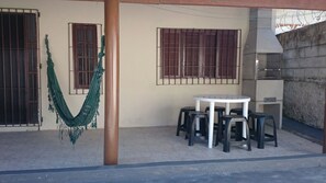 Outdoor dining - Cozy house in the cove (Ubatuba)