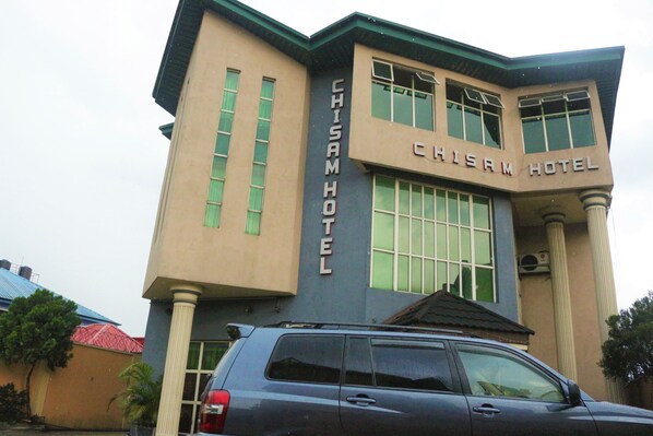 A building with the sign 'CHISAM HOTEL' on the facade. - Emerald Hotel Annex (Port Harcourt)