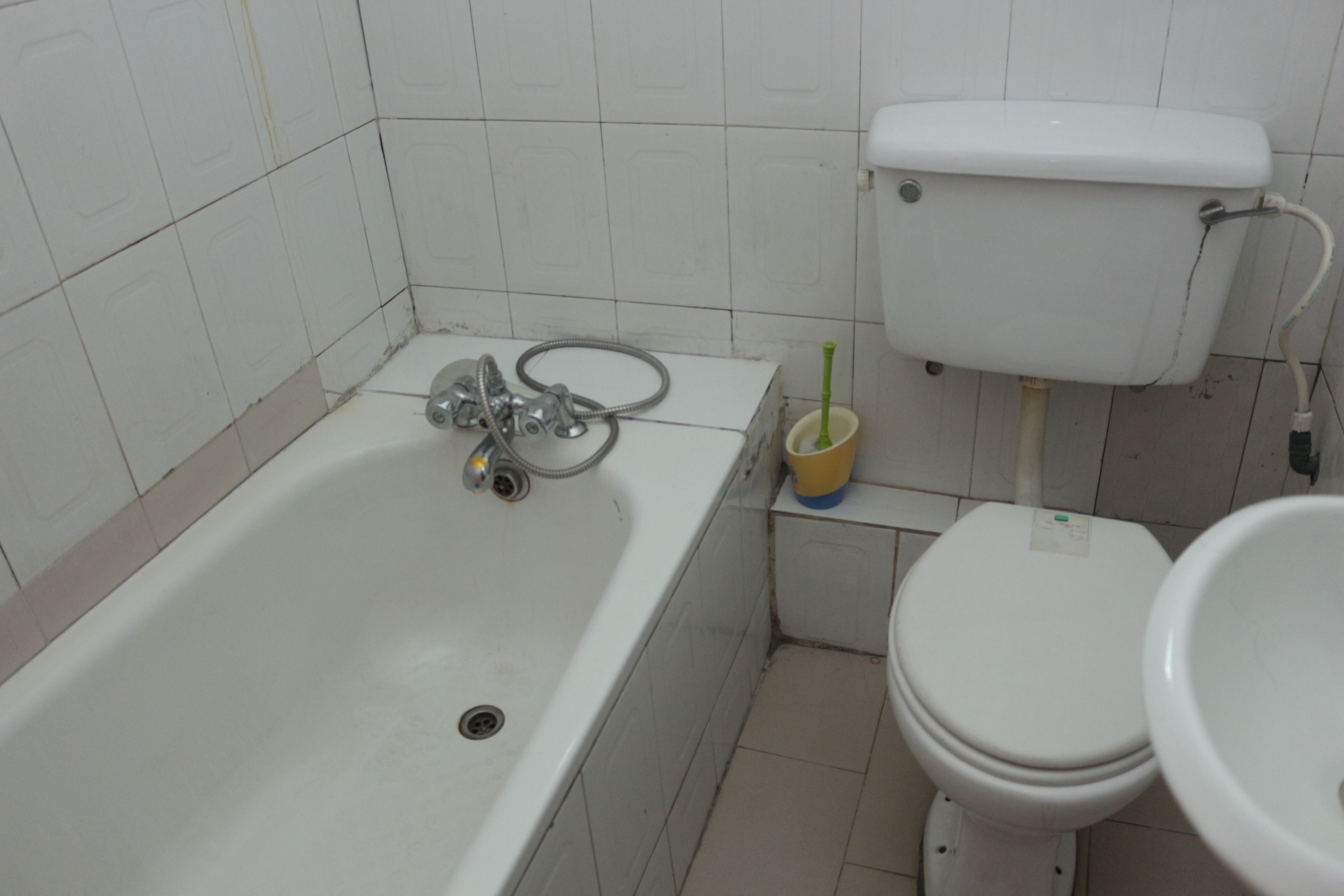 Un bagno con vasca, servizi igienici e lavandino.