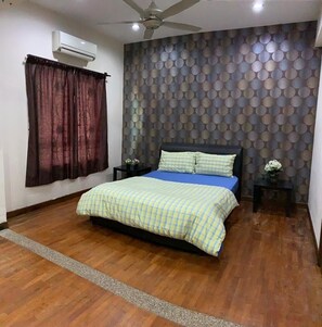 4 bedrooms, iron/ironing board, WiFi, bed sheets