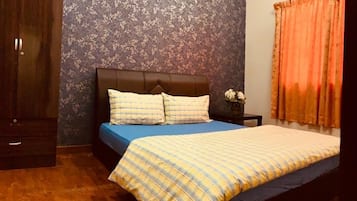 4 bedrooms, iron/ironing board, WiFi, bed sheets