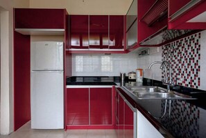Kühlschrank, Herdplatte, Geschirrspüler, Wasserkocher