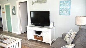 Smart TV - Lay-Z Liv-N 13 ~ Pool, updated, Beach = 1 block (Bradenton Beach)