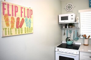 Coffee/tea maker, fridge, microwave, oven - Lay-Z Liv-N 13 ~ Pool, updated, Beach = 1 block (Bradenton Beach)
