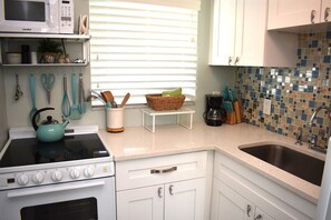 Coffee/tea maker, fridge, microwave, oven - Lay-Z Liv-N 13 ~ Pool, updated, Beach = 1 block (Bradenton Beach)