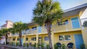 Exterior - Lay-Z Liv-N 13 ~ Pool, updated, Beach = 1 block (Bradenton Beach)
