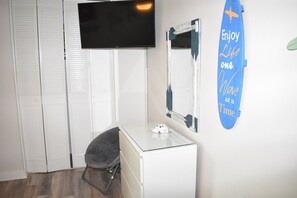 Interior - Lay-Z Liv-N 13 ~ Pool, updated, Beach = 1 block (Bradenton Beach)