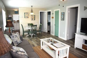 Smart TV - Lay-Z Liv-N 13 ~ Pool, updated, Beach = 1 block (Bradenton Beach)