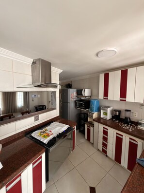 Kjøleskap, mikrobølgeovn, ovn og kokeplater