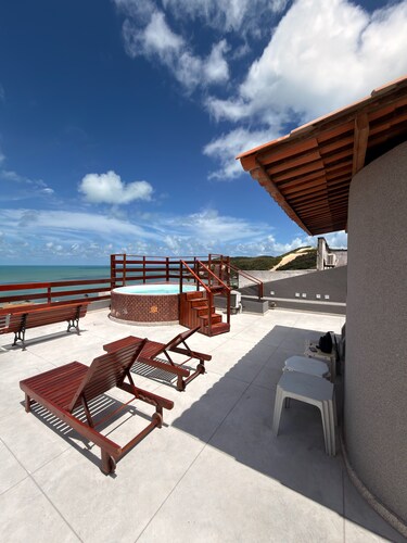 Comfort and safety for your family / friends overlooking the Morro do Careca!