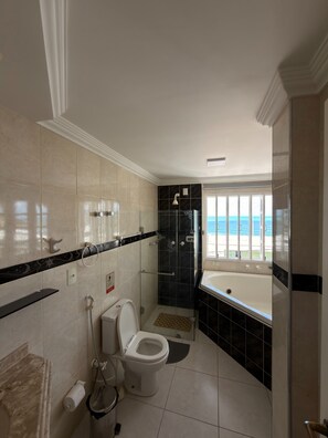 Bañera, bañera de hidromasaje, toallas, jabón