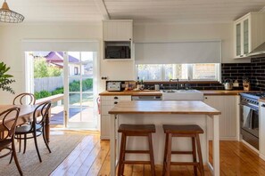 Fridge, microwave, coffee/tea maker, electric kettle - SHOEFITTER'S HOUSE - THE PERFECT FIT IN KYNETON (Kyneton)