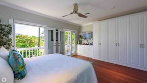 2 makuuhuonetta, työpöytä, silitysrauta/-lauta, ilmainen Wi-Fi