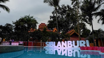 Piscina interna, piscina externa