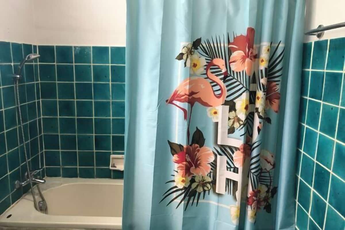 Articles de toilette gratuits, chaussons, serviettes fournies