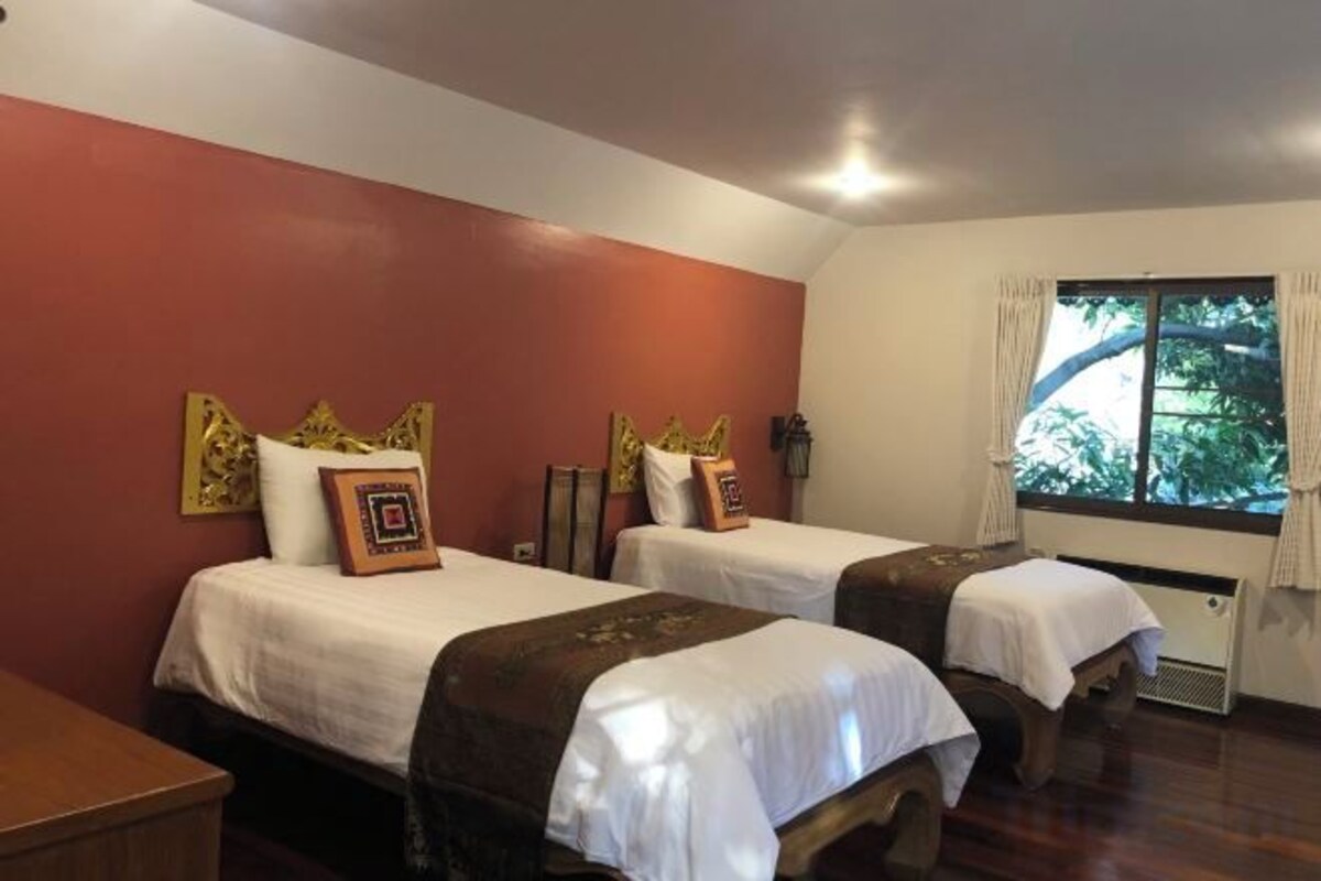 Blackout drapes, WiFi (free), bed sheets