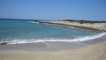 Espreguiçadeiras, guarda-sóis, toalhas de praia
